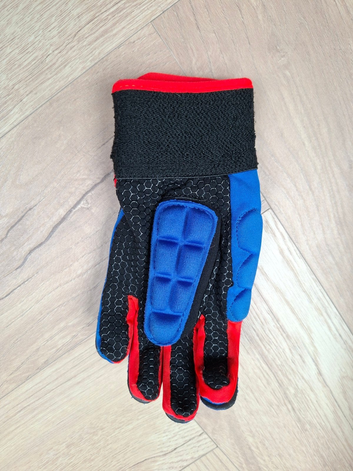 Diverse hockey kleding: rokjes, sokken, handschoenen, ballen, Kinderen en Baby's, Ophalen of Verzenden