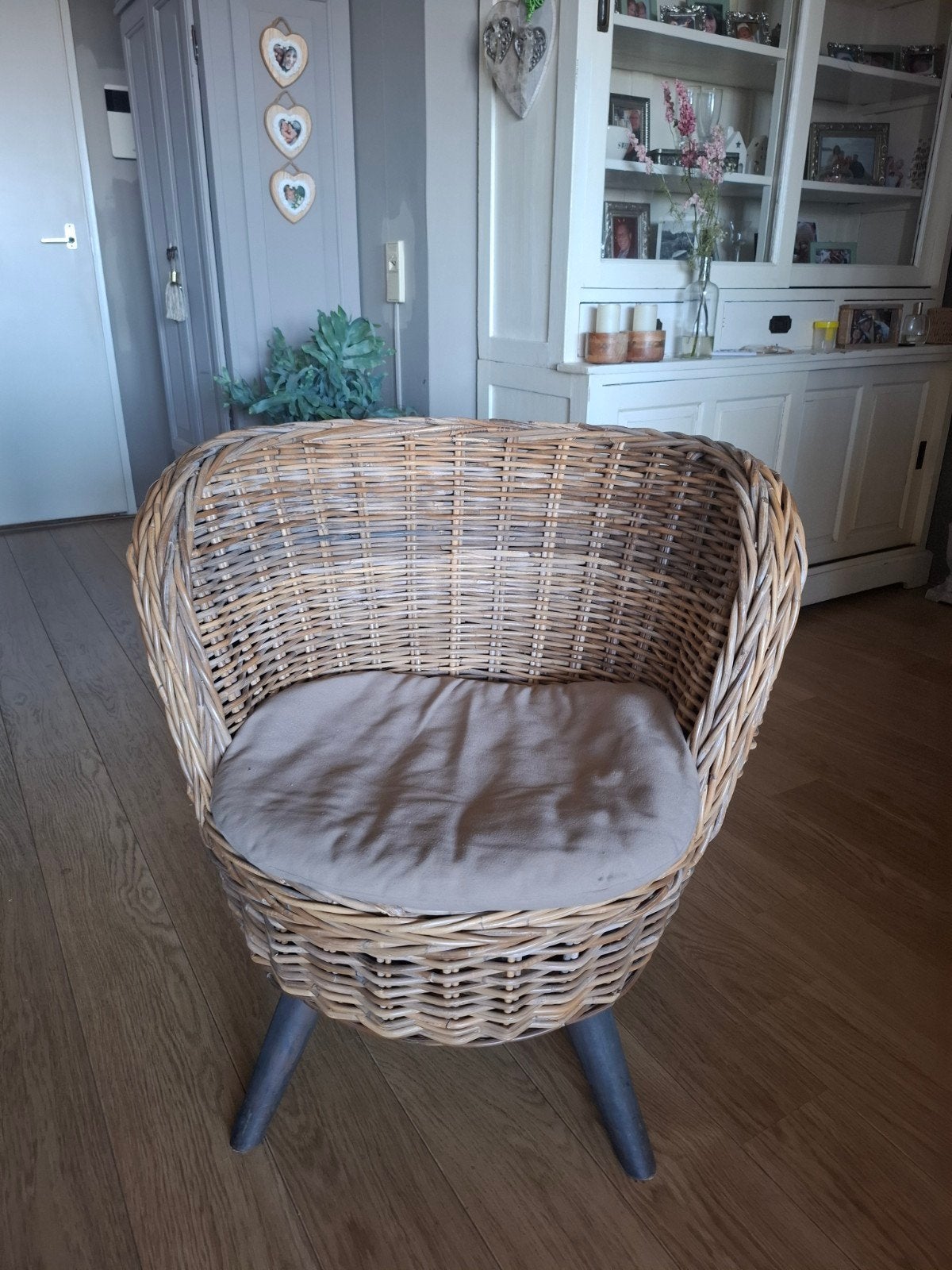 Rotan stoel met kussen - Comfortabel en stijlvol, Huis en Inrichting, Stoelen, Gebruikt, Overige kleuren, Stof, Eén