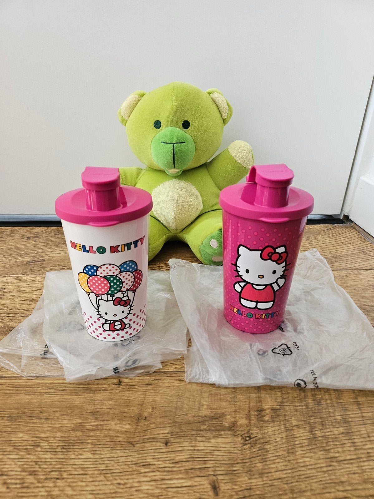 Tupperware nieuwe Hello Kitty bekers met drinkdop, Overige kleuren, Beker of Kan, Nieuw, Ophalen of Verzenden