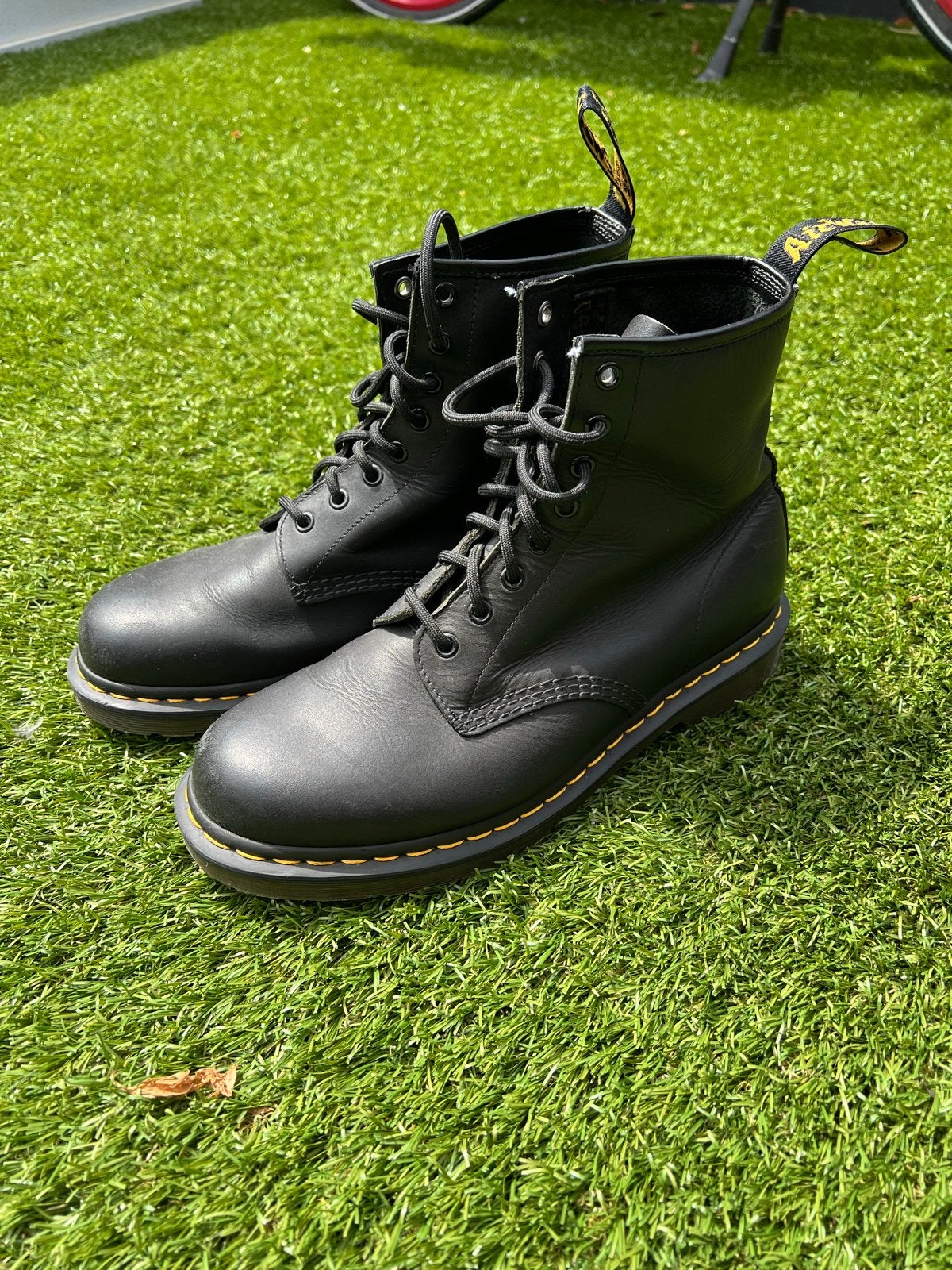 Dr. Martens 1460 Pascal Virginia Leer Zwart Maat 43, Kleding | Dames, Schoenen, Ophalen, Zo goed als nieuw, Zwart, Lage of Enkellaarzen