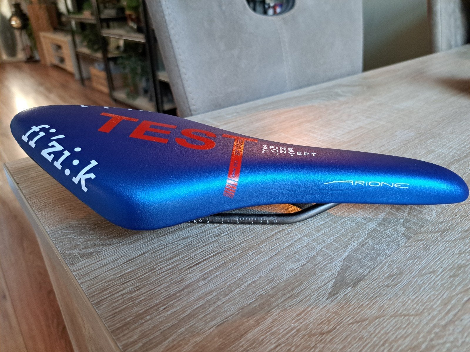 Nieuwstaat Carbon Fizik Arione R3 Regular Zadel - Blauw/Rood, Ophalen of Verzenden, Zo goed als nieuw, Zadel, Racefiets