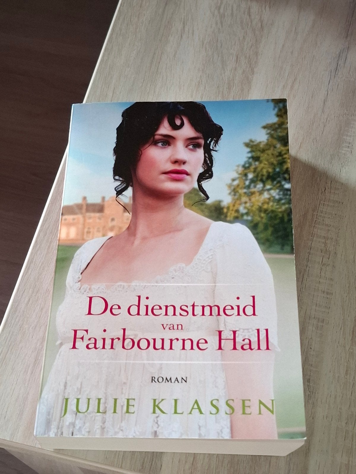 De Dienstmeid van Fairbourne Hall - Julie Klassen, Ophalen of Verzenden, Gelezen, Julie Klassen, Nederland