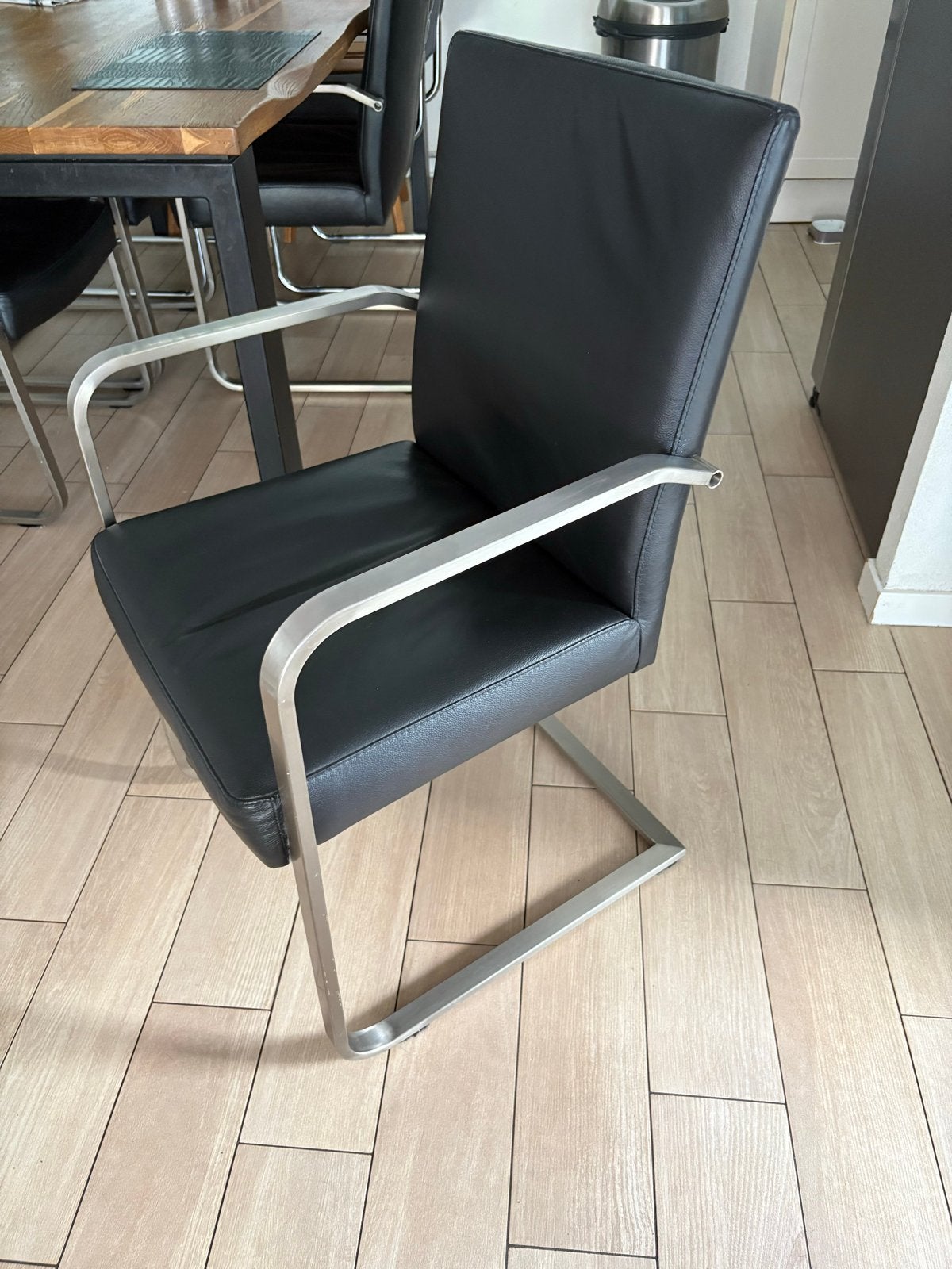 Te koop gevraagd 2 lederen eetkamerstoelen met metalen frame, Ophalen, Gebruikt, Twee, Zwart