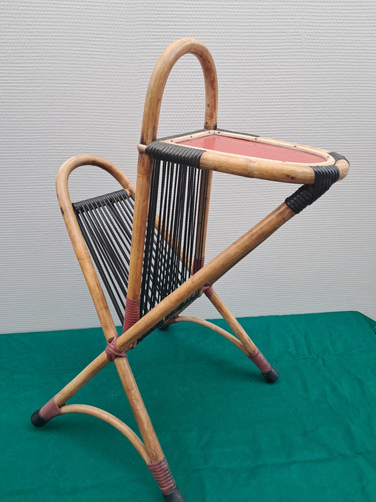 Vintage rotan krantenhouder met rood blad, Ophalen, Met handvat, Gebruikt, Natuurlijk materiaal