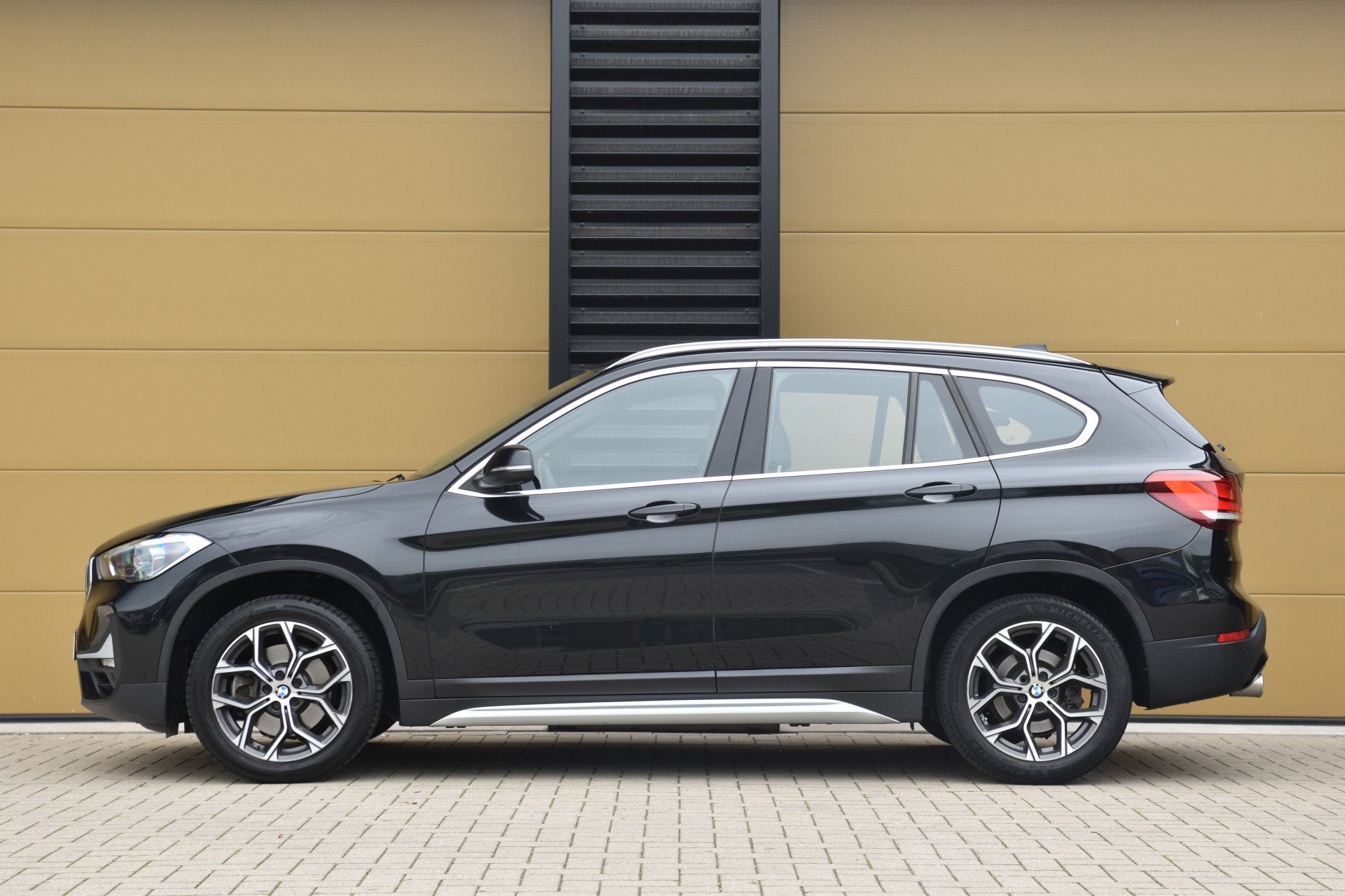 BMW X1 sDrive20i VDL Nedcar Edition * Head-up * Harman/Kardo, Met garantie (alle), Parkeerassistent, Zwart, Bedrijf