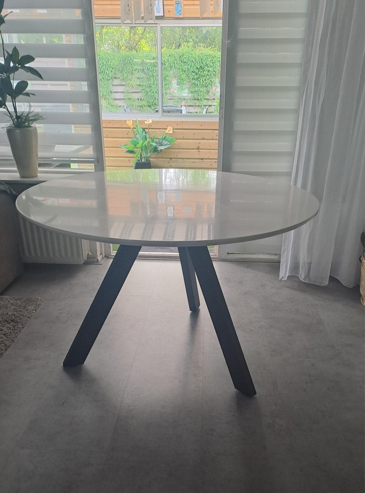Ronde hoogglans witte eettafel, Huis en Inrichting, Tafels | Eettafels, Ophalen, Rond, Zo goed als nieuw, Vier personen