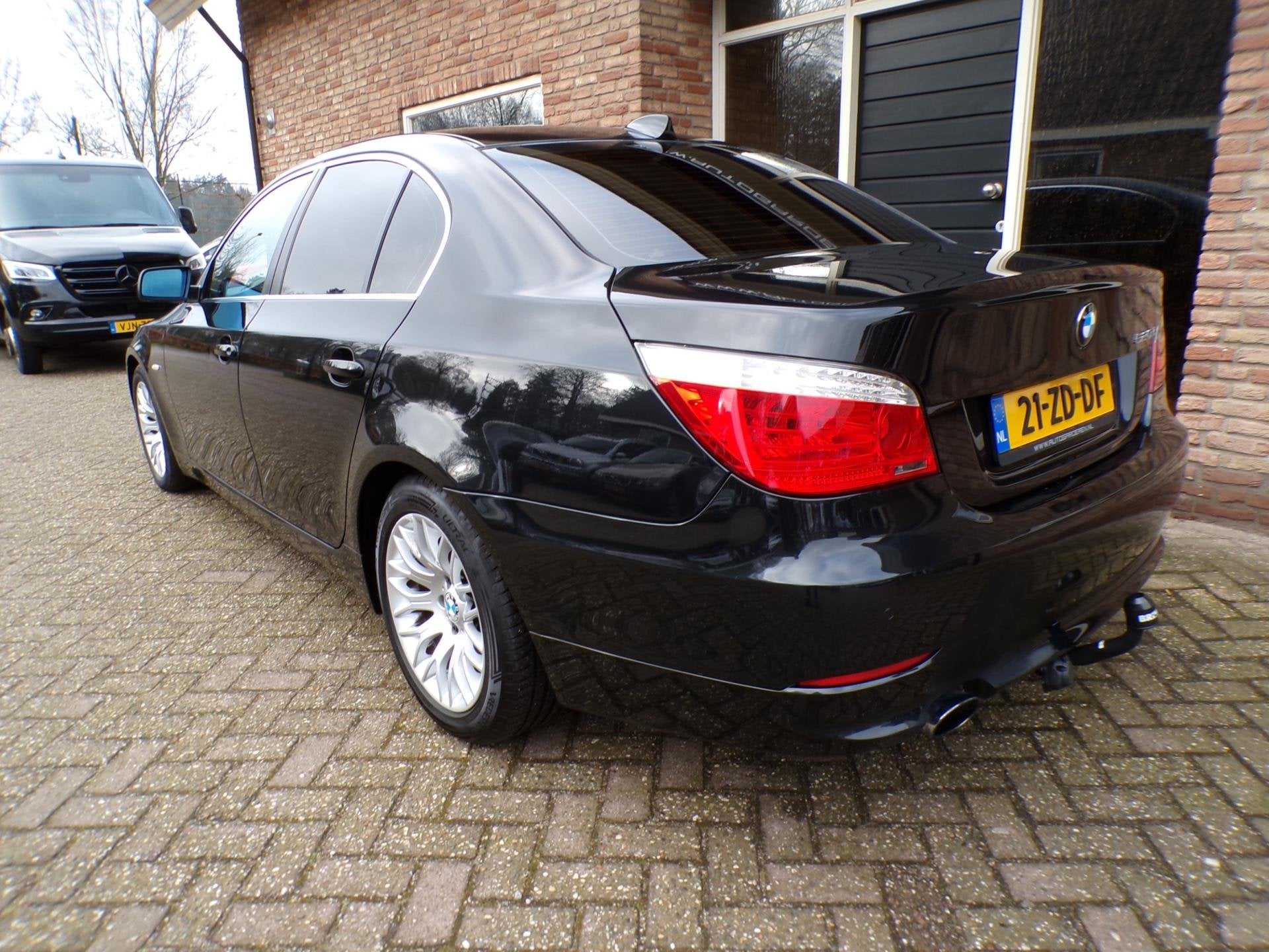 BMW 5-serie 520i Corporate Lease Introduction Automaat / Nav, Auto's, Automaat, Zwart, 4 cilinders, 1465 kg