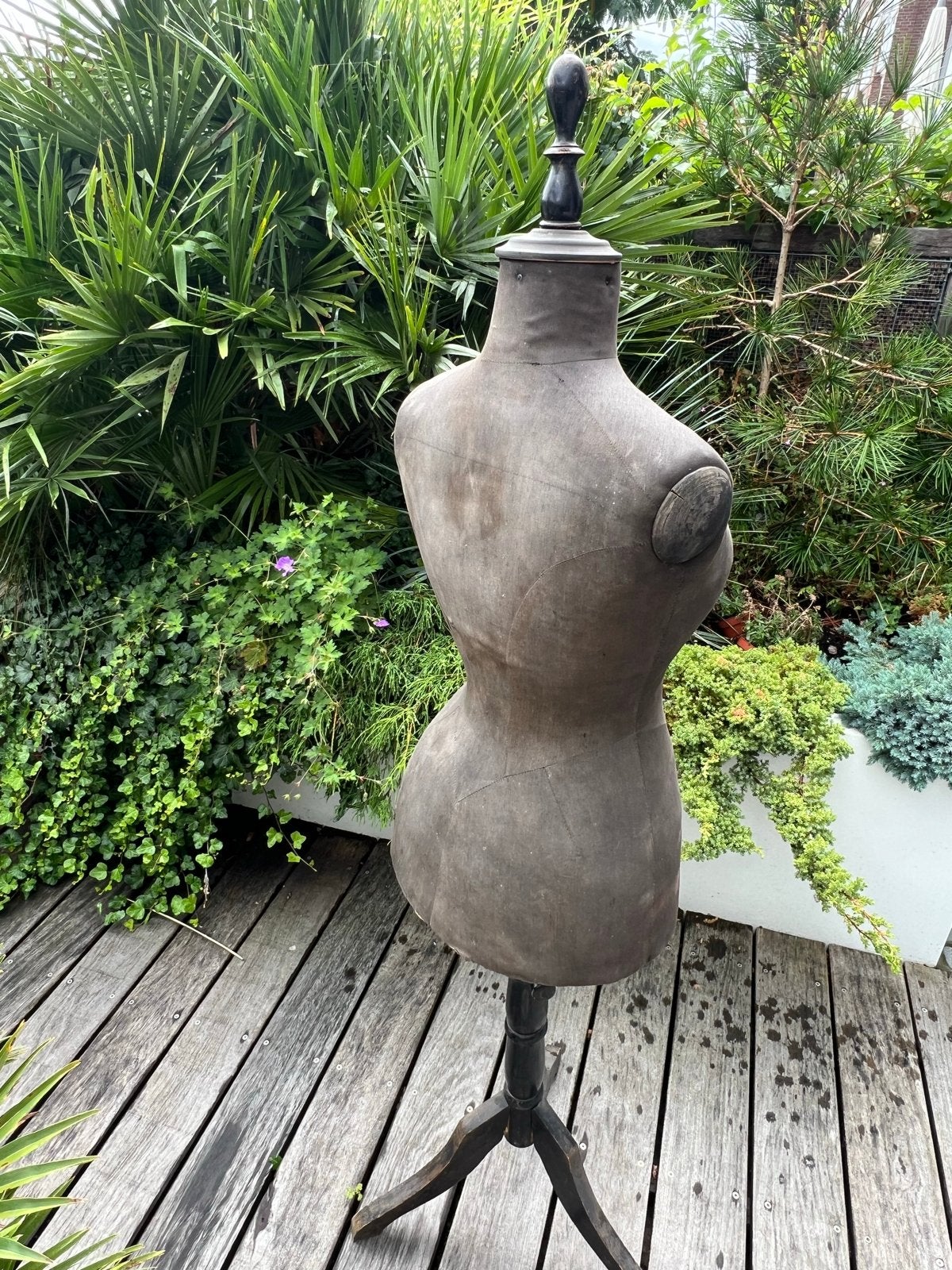 Antieke paspop met wespen taille, Ophalen