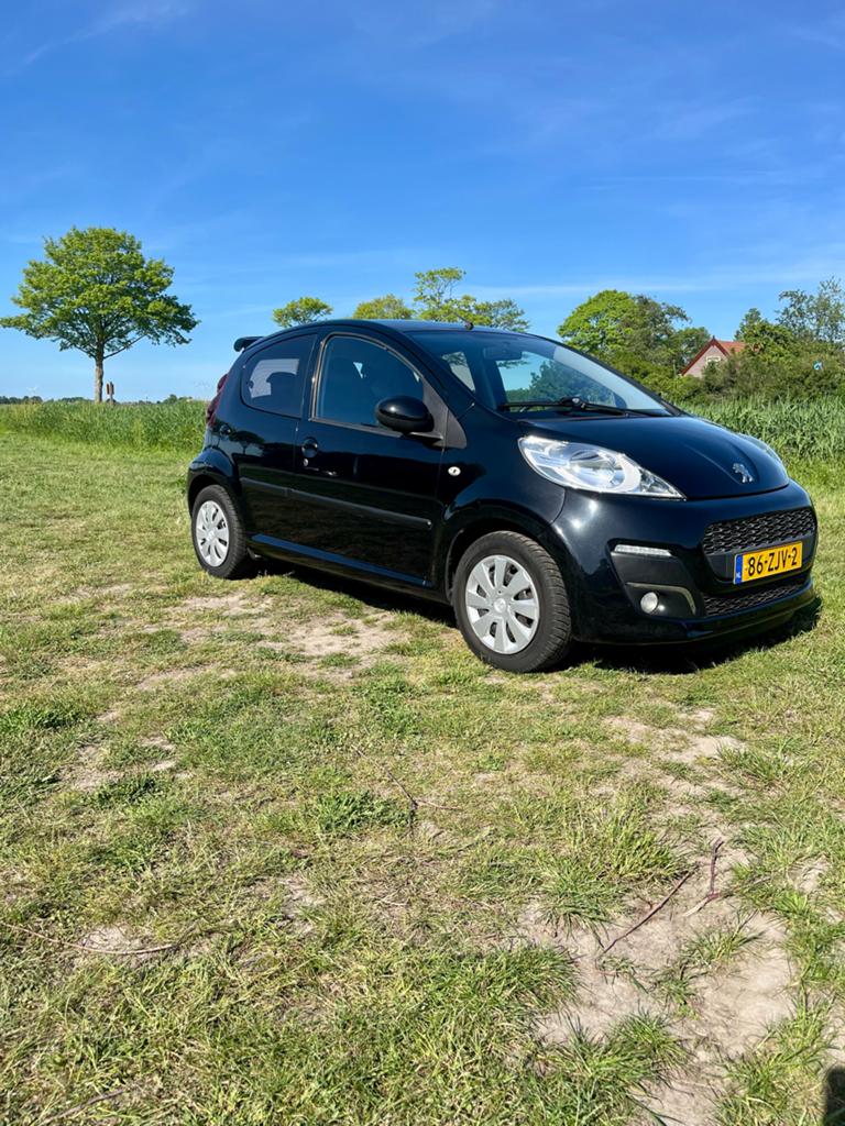 Peugeot 107 1.0 12V 5DR 2-TRONIC 2013 Zwart, Auto's, Peugeot, 4 stoelen, Origineel Nederlands, Particulier, 815 kg