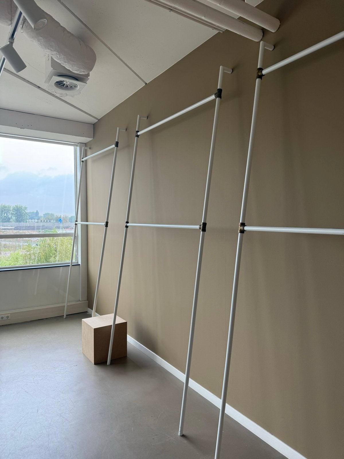 12 Hoge kledingrekken voor tegen wand, Ophalen, Gebruikt