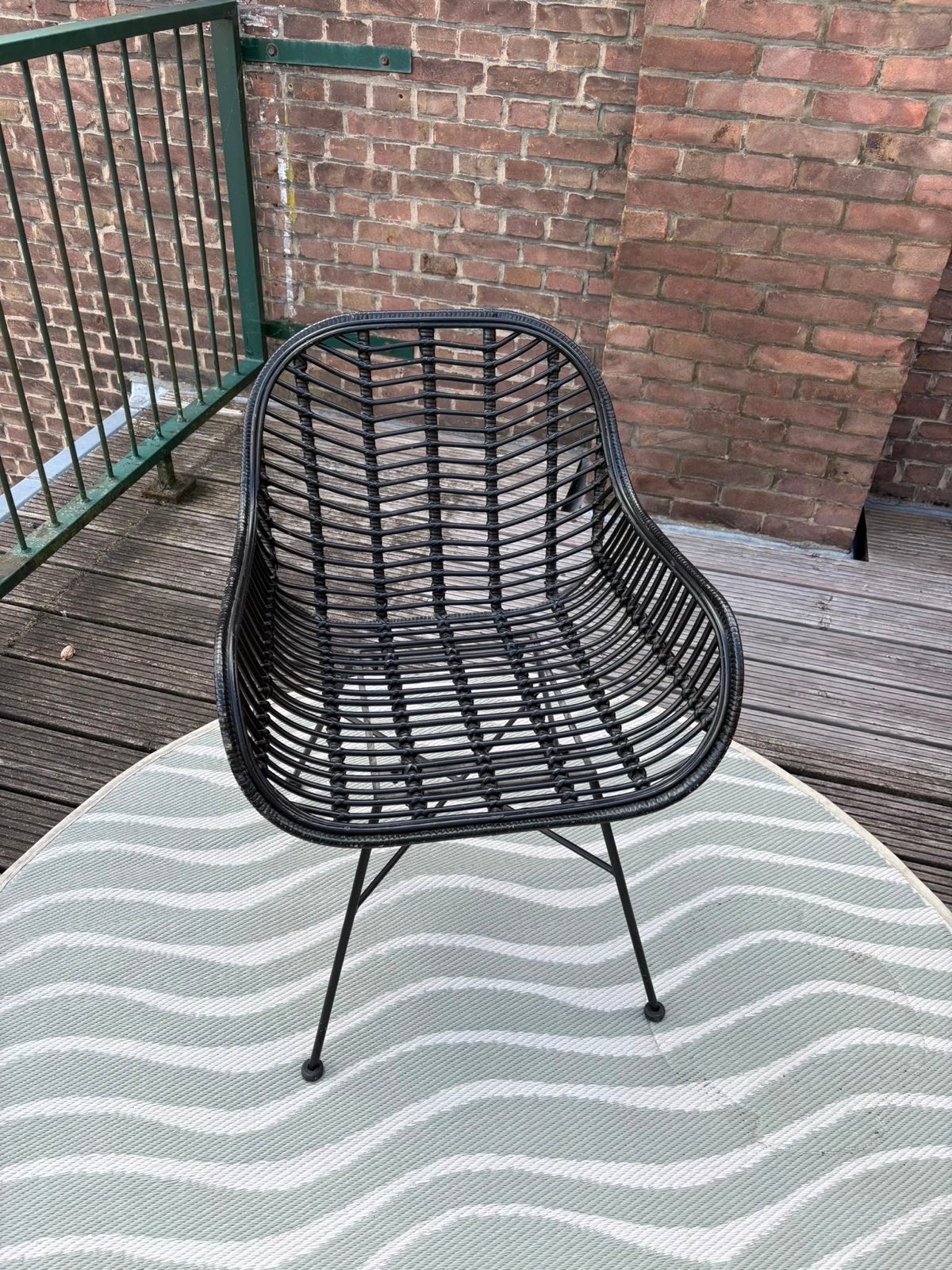 Stoere zwarte stoel van gevlochten riet, Gebruikt, Zwart, Riet of Rotan, Ophalen of Verzenden