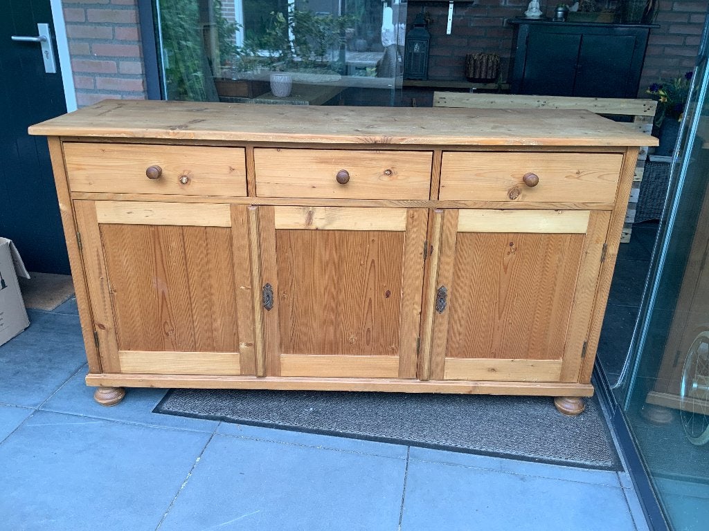 Grenen dressoir met drie lades en drie deurtjes. T.e.a.b., Huis en Inrichting, Kasten | Dressoirs, Ophalen, Gebruikt, Met deur(en)
