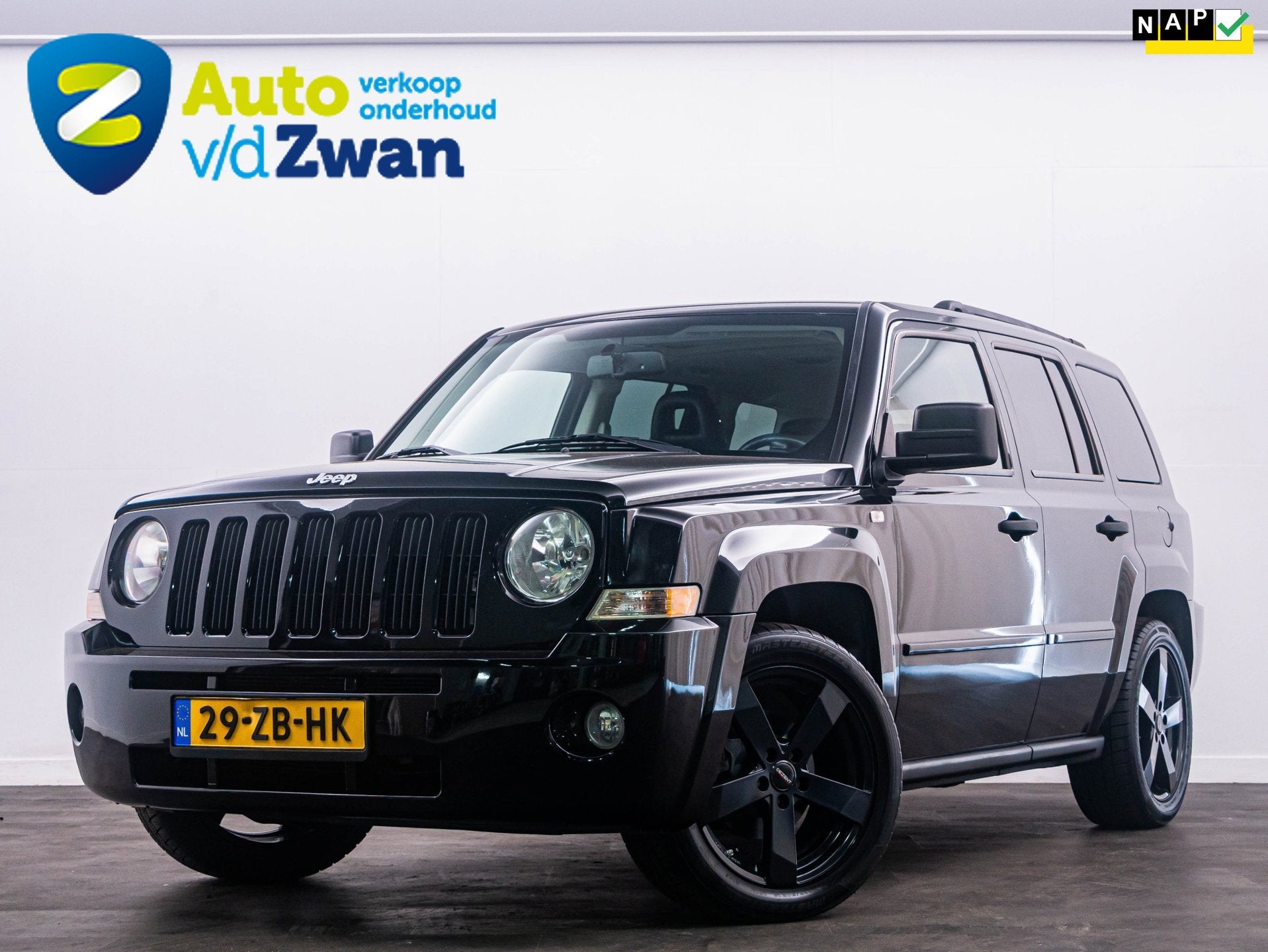 Jeep Patriot 2.4 Limited NL-auto Black ed. Cruise|4x4|Leer!, Auto's, Keurmerk '100% Onderhouden', 450 kg, Gebruikt, Zwart