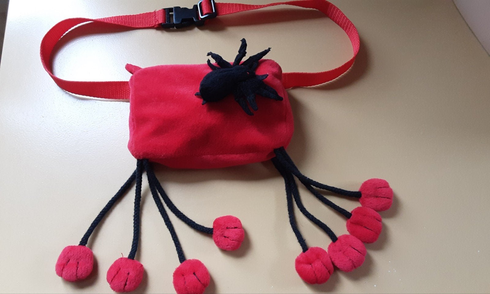 rood heuptas met spin en 8 bungelende pootjes. pluche tasje, Ophalen of Verzenden, Zo goed als nieuw, Halloween, Accessoires