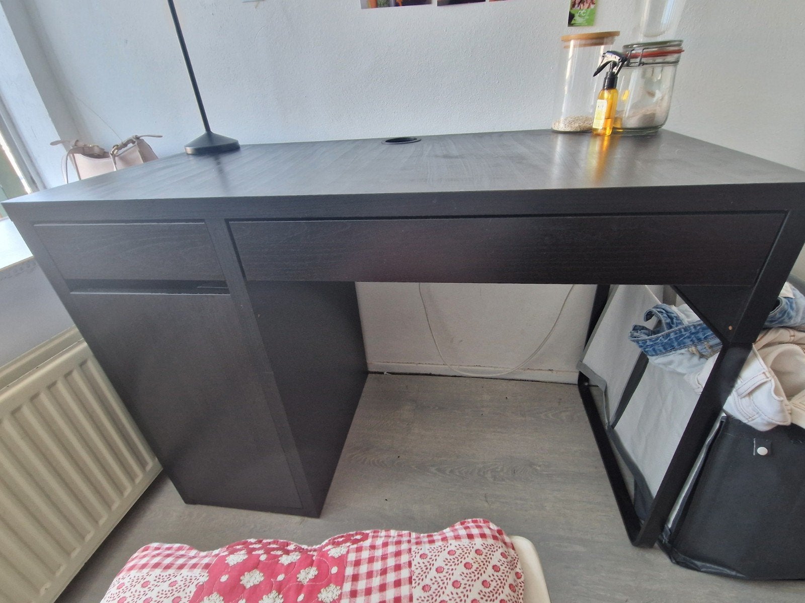 Ikea Micke bureau, Huis en Inrichting, Bureaus, Zo goed als nieuw, Schoolbureau, IKEA, Zwart, Kabelgoot, Met lades, Opbergruimte