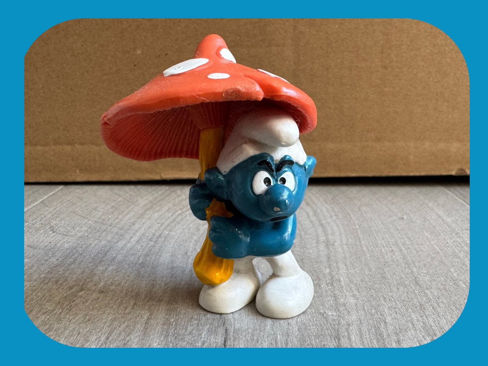Smurf met paddenstoel-parasol, Verzamelen, Vintage kleertjes, Ophalen of Verzenden, Merlijntenhoeve@live.nl, Poppetje, Figuurtje of Knuffel