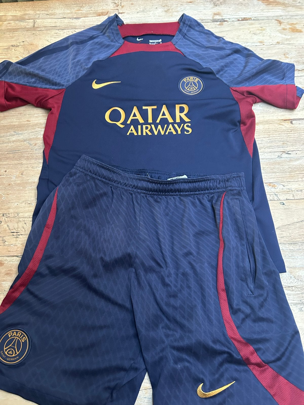 Nike PSG Trainingsset - Shirt en Broekje (XL 158-170 cm), Kinderen en Baby's, Kinderkleding | Overige, Ophalen, Gebruikt, Jongen