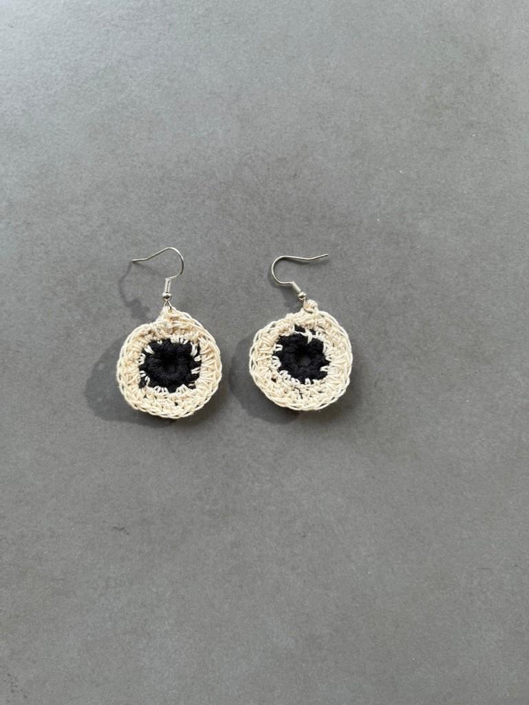 Nieuwe ecru/zwarte gehaakte oorbellen, Sieraden, Tassen en Uiterlijk, Oorbellen, Hangers, Verzenden, Zwart, Nieuw