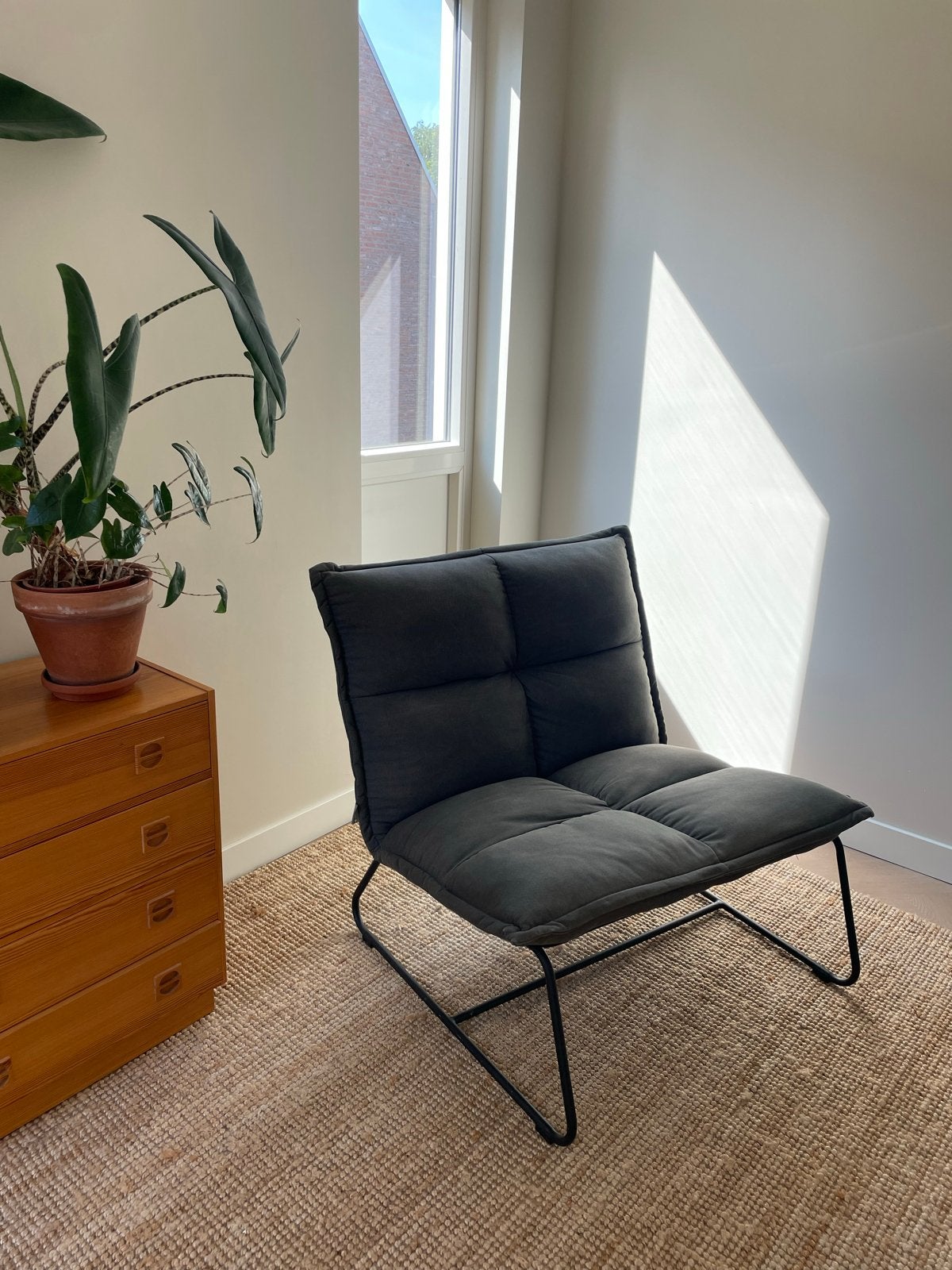 Grijze lounge stoel van Must Living, Huis en Inrichting, Ophalen, Zo goed als nieuw, Eén, Stof