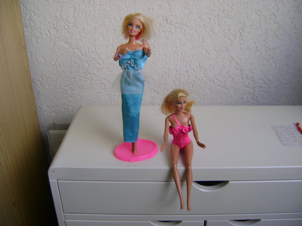 barbie 2009 met blauwe avondjurk met knikarmen benen handen, Ophalen of Verzenden, Gebruikt, Pop