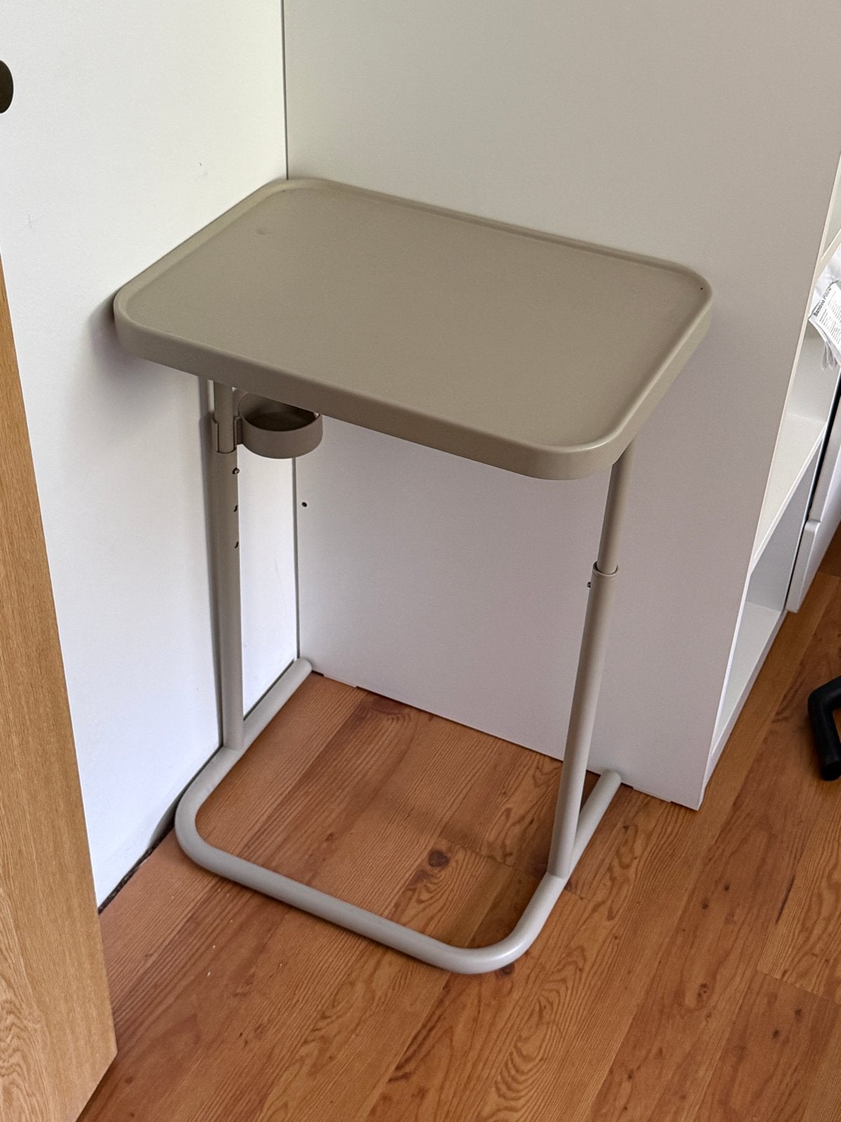 IKEA BJÖRKÅSEN laptoptafel - Verstelbaar en compact, Ophalen, Minder dan 55 cm, Metaal of Aluminium, Zo goed als nieuw