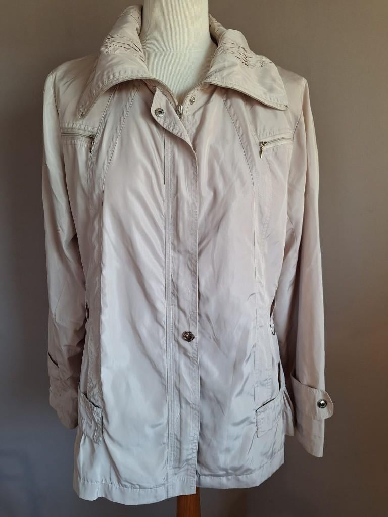 Leuke roomwitte lichte glans jas van Saturne, maat 42, Kleding | Dames, Jassen | Zomer, Zo goed als nieuw, Maat 42/44 (L), Ophalen of Verzenden