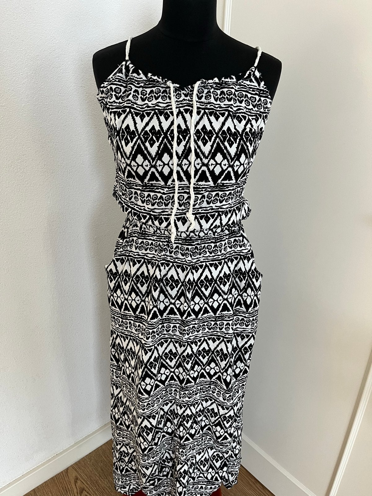 Zwart-wit gestreepte maxi-jurk met trekkoord, Kleding | Dames, Jurken, Maat 38/40 (M), Zwart, Ophalen of Verzenden, Zo goed als nieuw