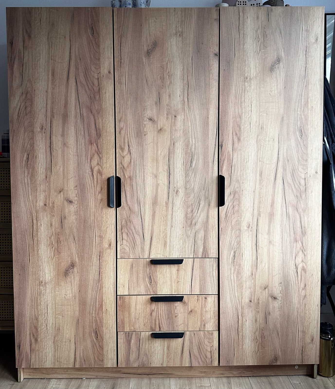 JYSK Kledingkast JENSLEV (hout) zo goed als nieuw, Huis en Inrichting, Kasten | Kledingkasten, Ophalen, 100 tot 150 cm, Zo goed als nieuw