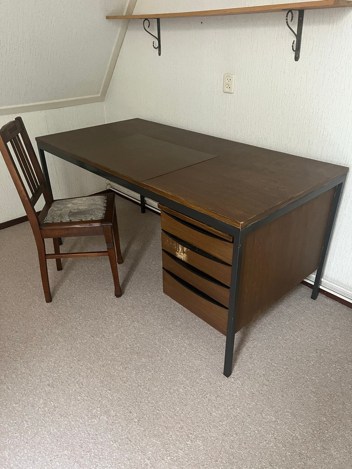 Vintage houten bureau met lades en metalen frame, Huis en Inrichting, Ophalen, Overige typen, Gebruikt, Overige merken