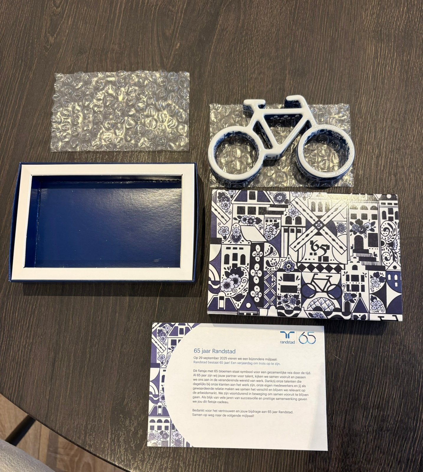 Delfsblauw fietsje 65jarig jubileum Randstad, Antiek en Kunst, Ophalen of Verzenden, Blauw, Steen/keramiek