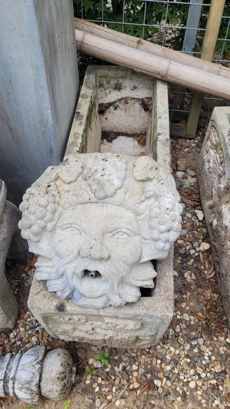 Antieke stenen fontein met figuur, Ophalen