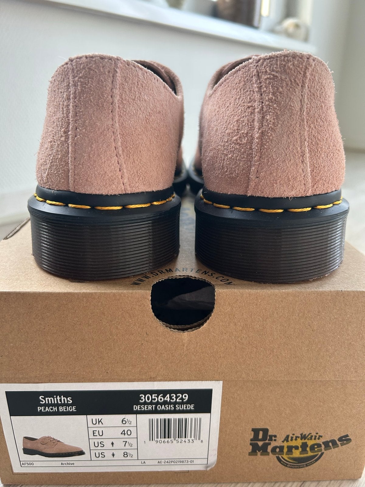Dr. Martens Smiths Peach Beige Suède Schoenen Maat 40 NIEUW, Kleding | Dames, Ophalen of Verzenden, Nieuw, Beige, Schoenen met lage hakken
