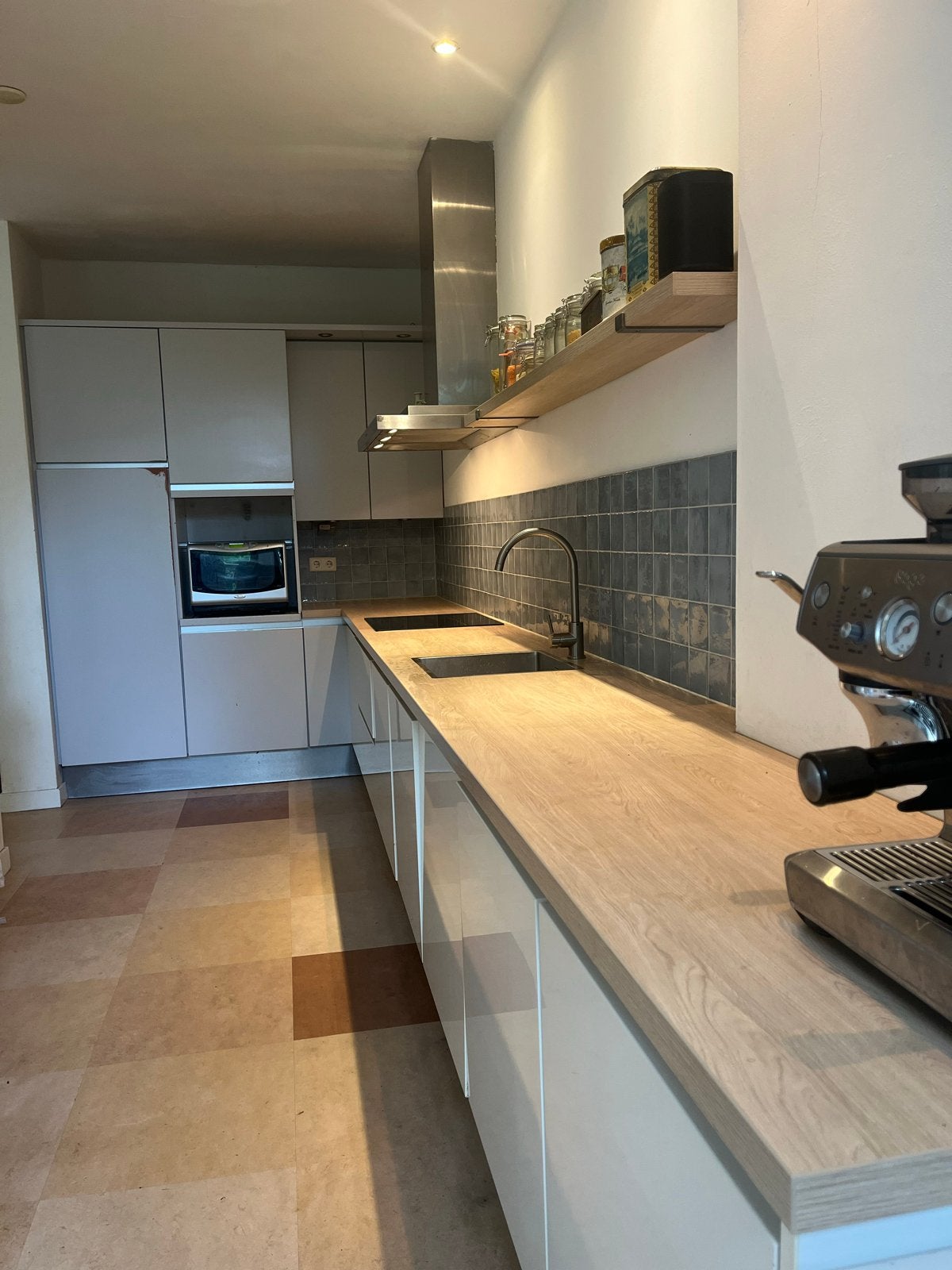 Ruime keuken met nieuw aanrechtblad en apparatuur, Ophalen, Gebruikt, Wit, Hoekkeuken