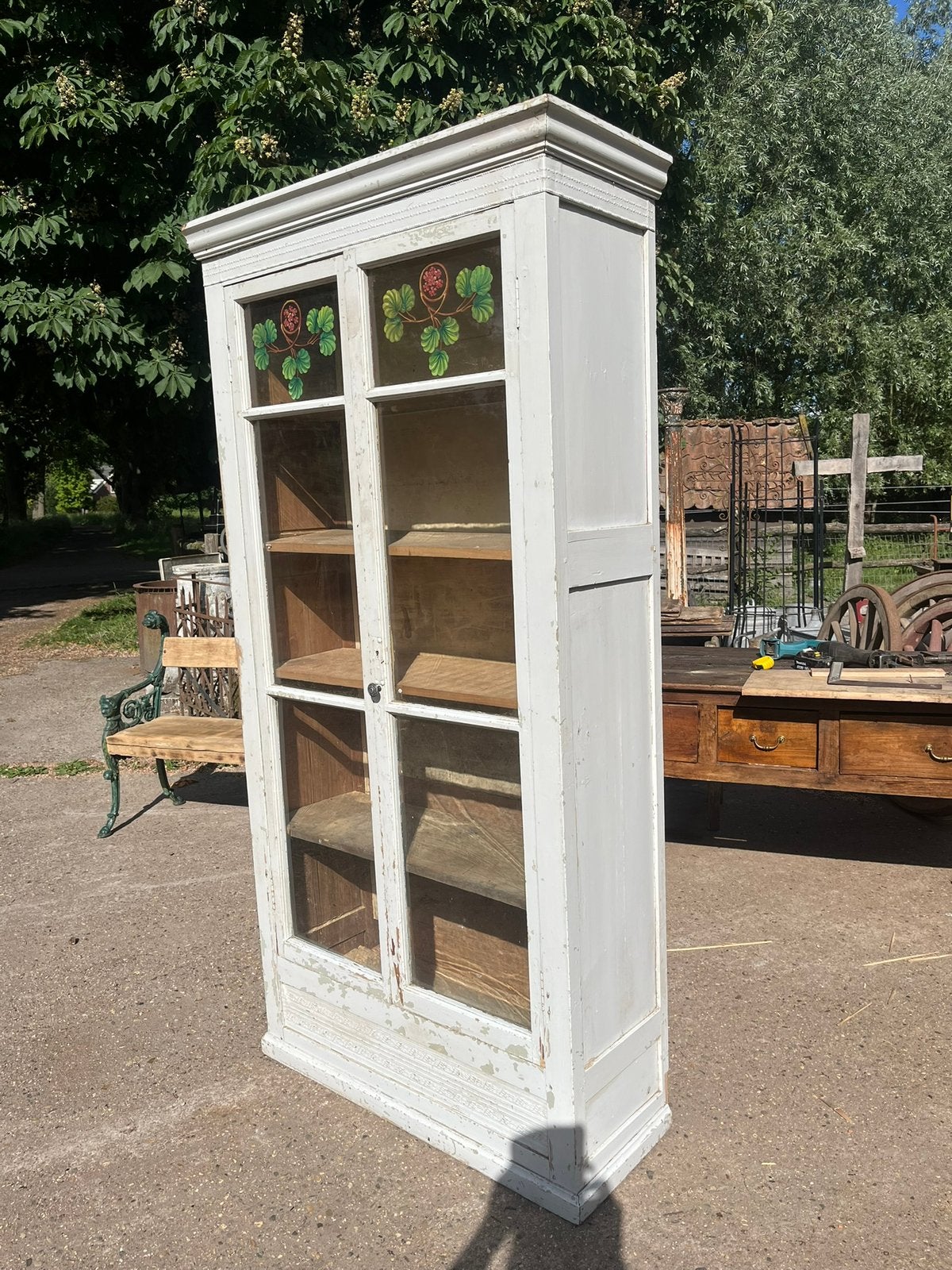 Oude vitrine kast of brocante vitrine kast, Ophalen