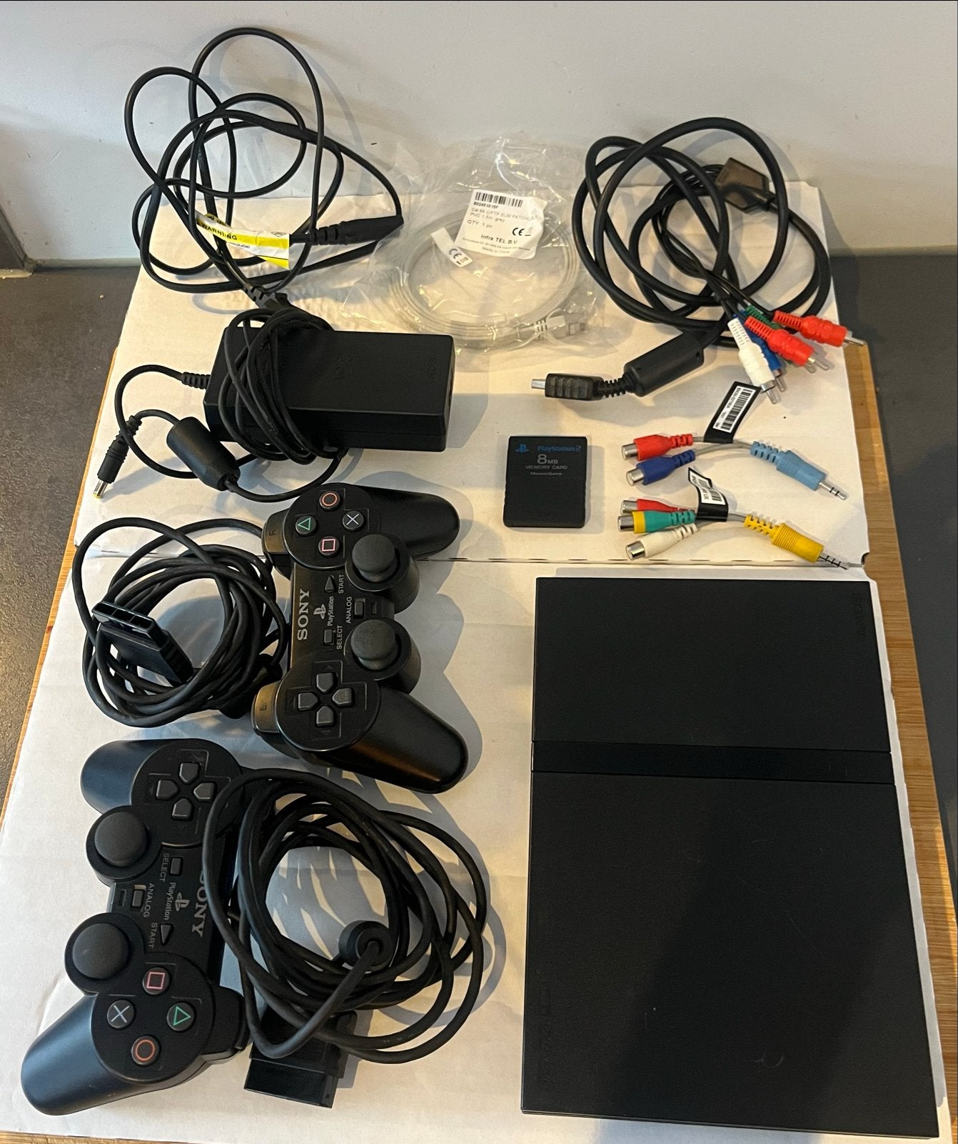 Sony PlayStation 2 Slim, 2 duo shock controllers, geheugenka, Spelcomputers en Games, Spelcomputers | Sony PlayStation 2, Verzenden