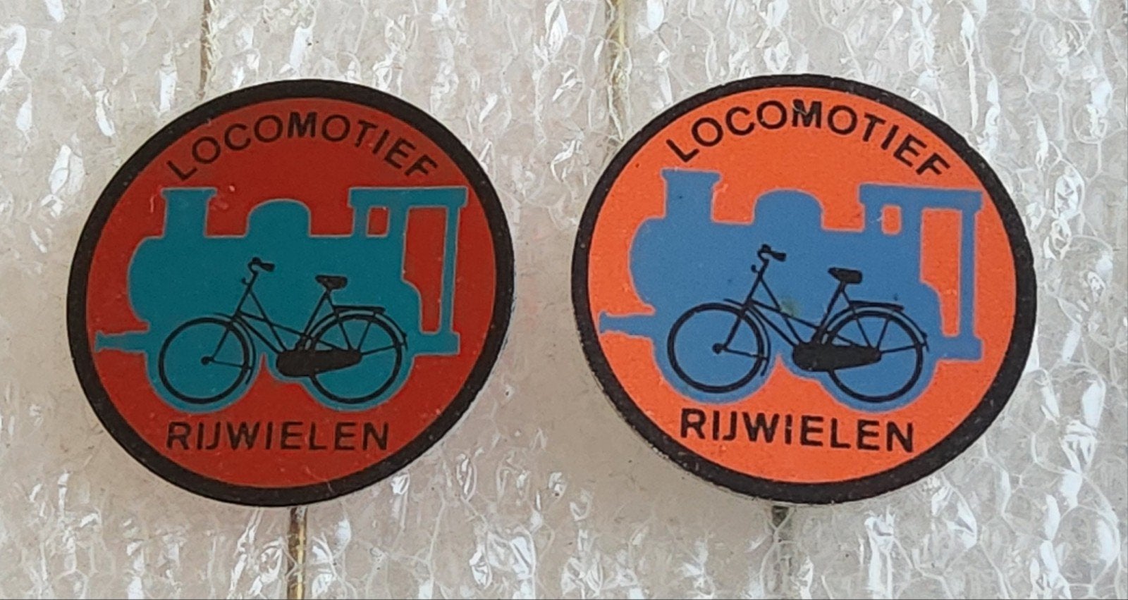 2 Speldjes Locomotief Rijwielen - Vintage Fietsmerk, Verzamelen, Ophalen of Verzenden, Gebruikt, Merk, Speldje of Pin