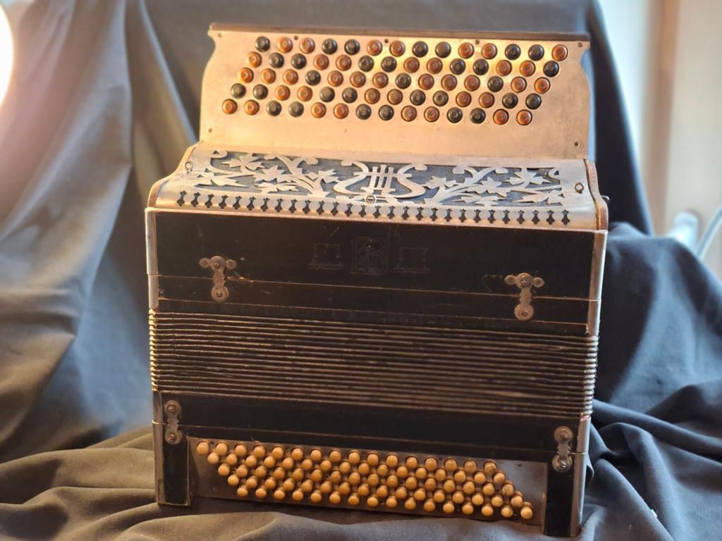 Vintage knopaccordeon - Zwart met decoratieve grille, Muziek en Instrumenten, Accordeons, Overige merken, Gebruikt, Overige formaten