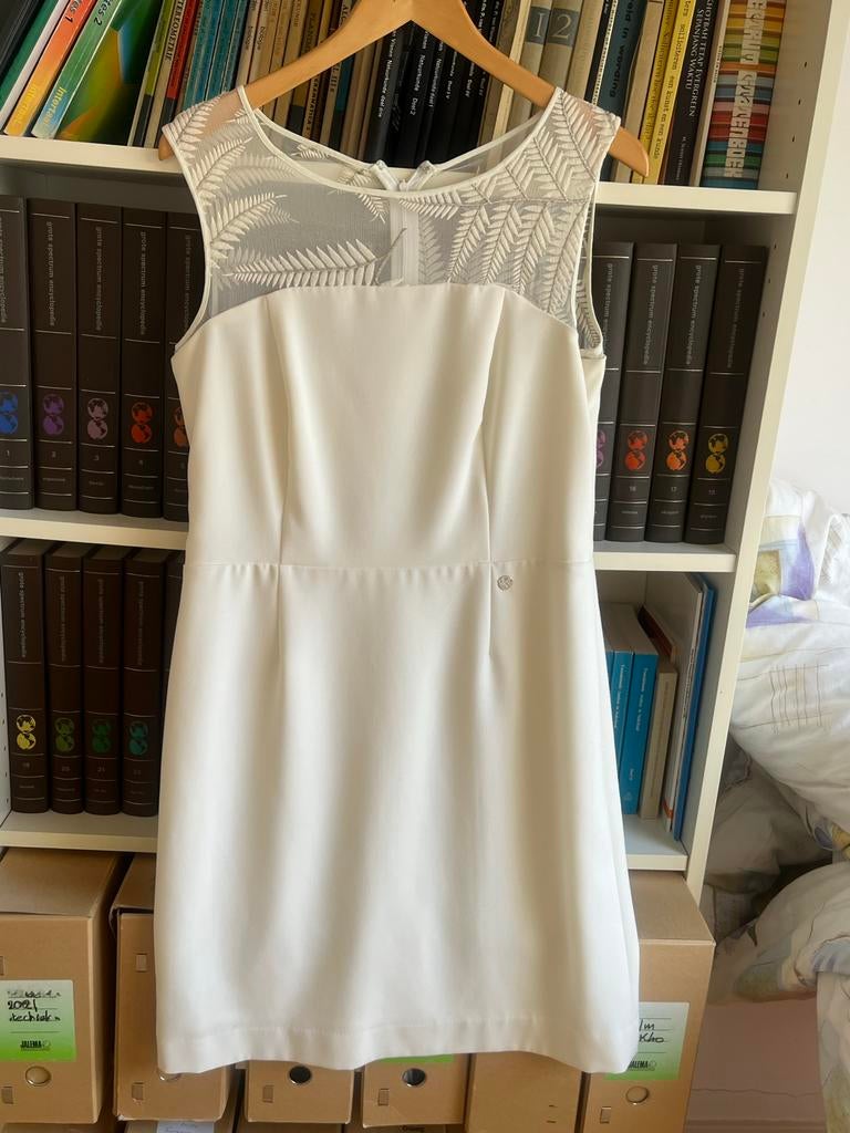 Elegante beige feestjurk met kanten details, Kleding | Dames, Jurken, Maat 38/40 (M), Overige kleuren, Ophalen of Verzenden, Zo goed als nieuw
