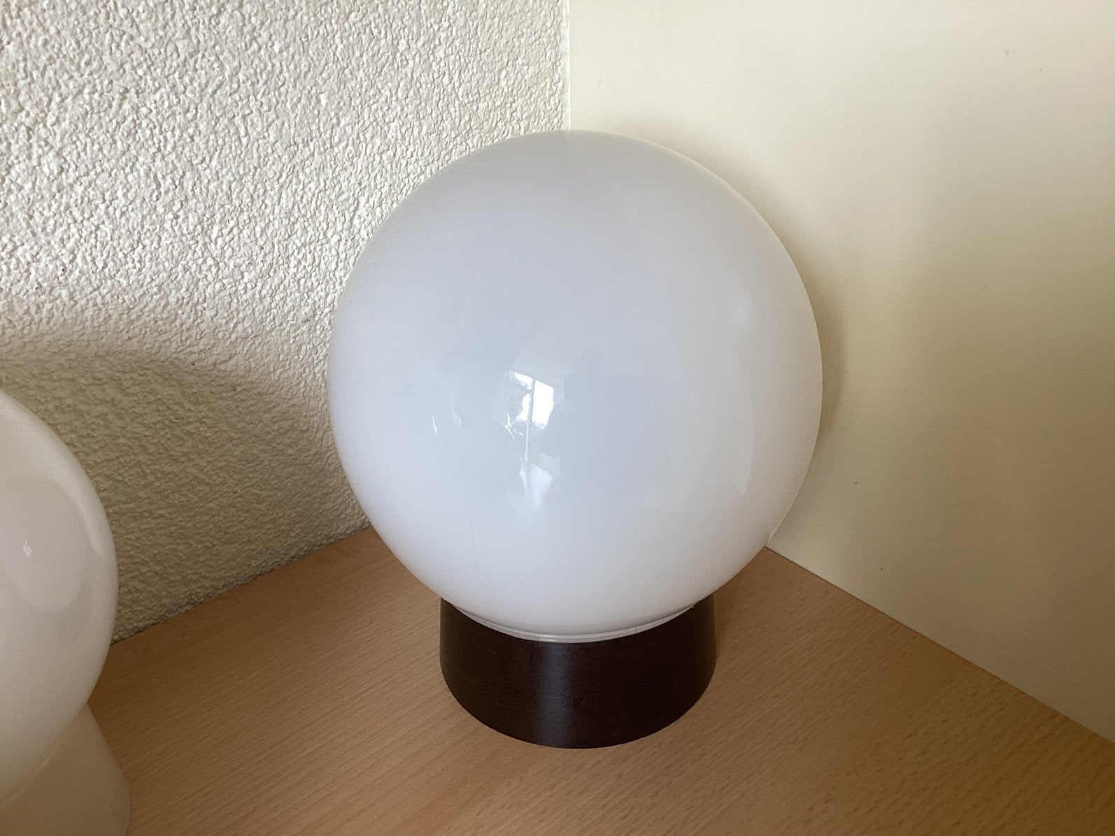 Vintage plafond bollamp,melkglas met bakeliet armatuur., Ophalen of Verzenden