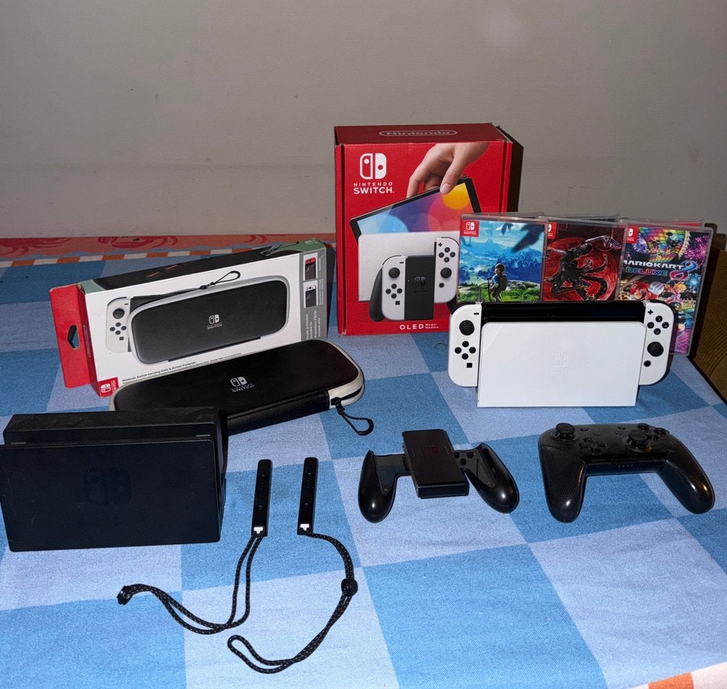 Nintendo Switch OLED Wit met extra's en 3 games, Switch OLED, Met games, Ophalen of Verzenden, Zo goed als nieuw
