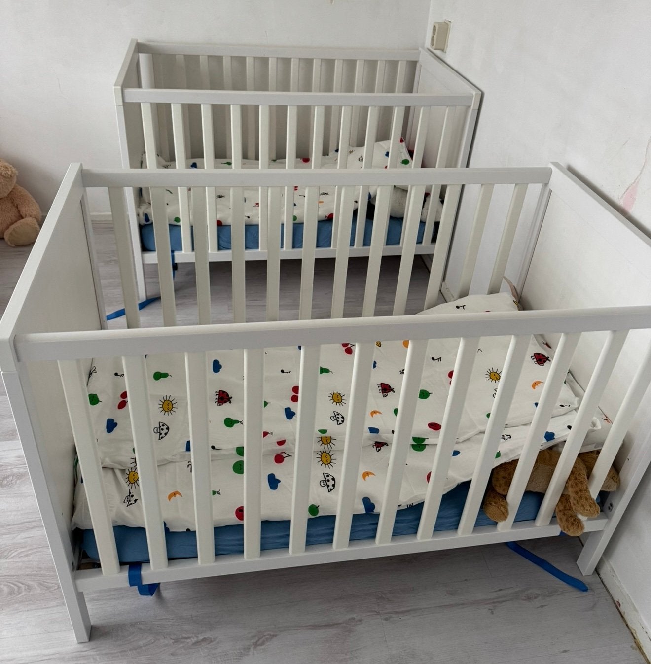 Ledikant sundvik ikea 120x60 cm per stuk of allebei., Kinderen en Baby's, Boxen, Ophalen, Zo goed als nieuw
