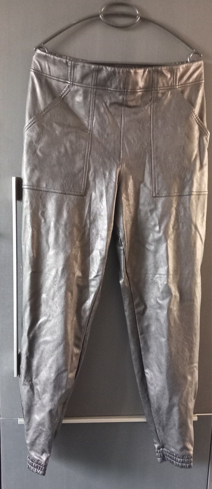 Zwarte nep leren broek maat XL met ruime insteekzakken., Zwart, Maat 46/48 (XL) of groter, Ophalen of Verzenden, Zo goed als nieuw