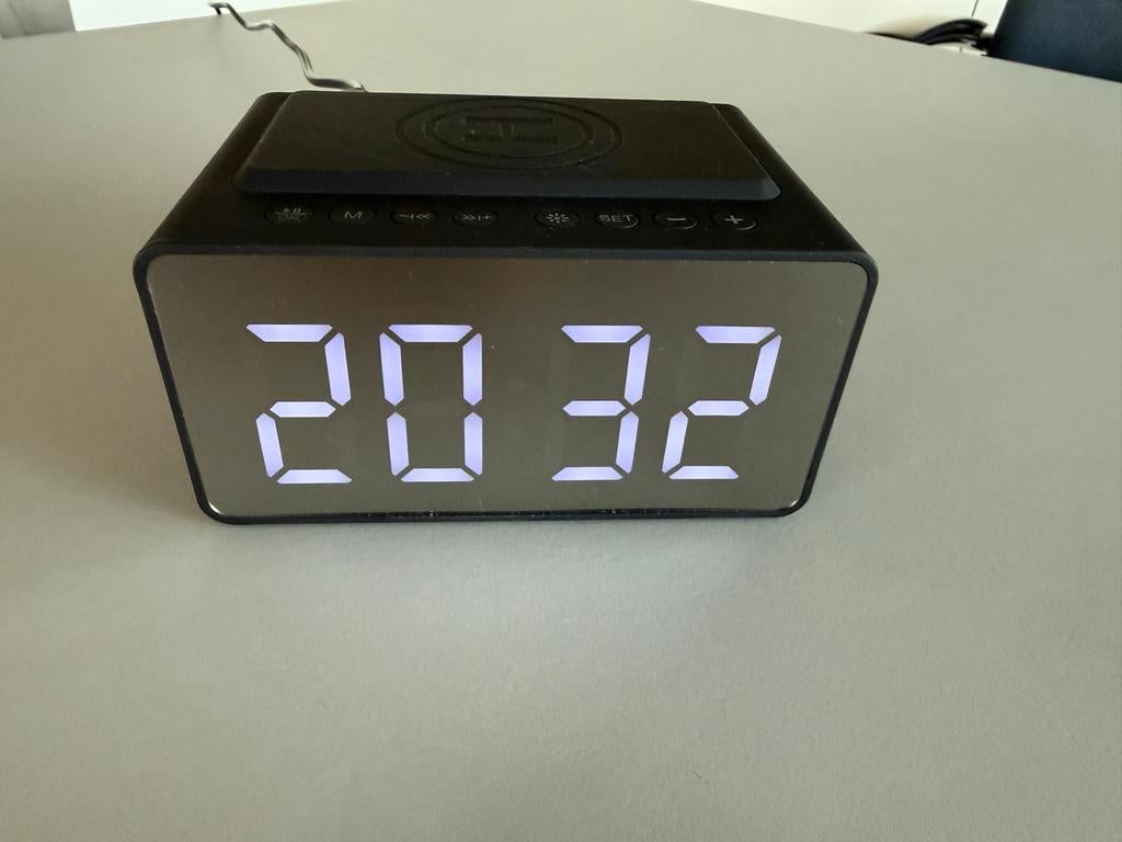 Digitale Wekker met Draadloos Opladen en Bluetooth Speaker, Ophalen of Verzenden, Zo goed als nieuw, Digitaal