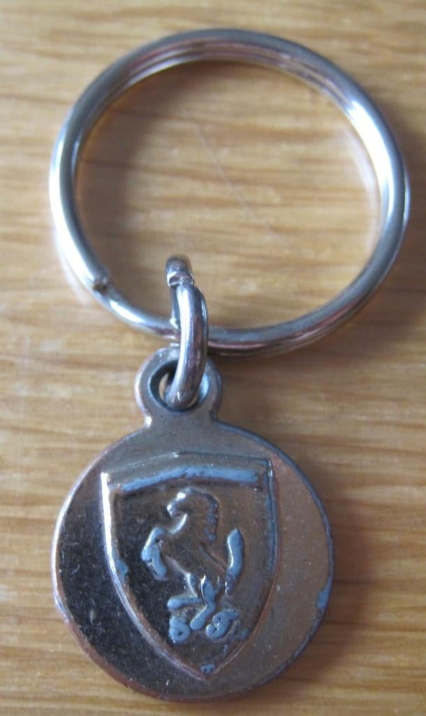metalen sleutelhanger met embleem van Ferrari en Shell, Verzamelen, Sleutelhangers, Ophalen of Verzenden, Zo goed als nieuw, Merk