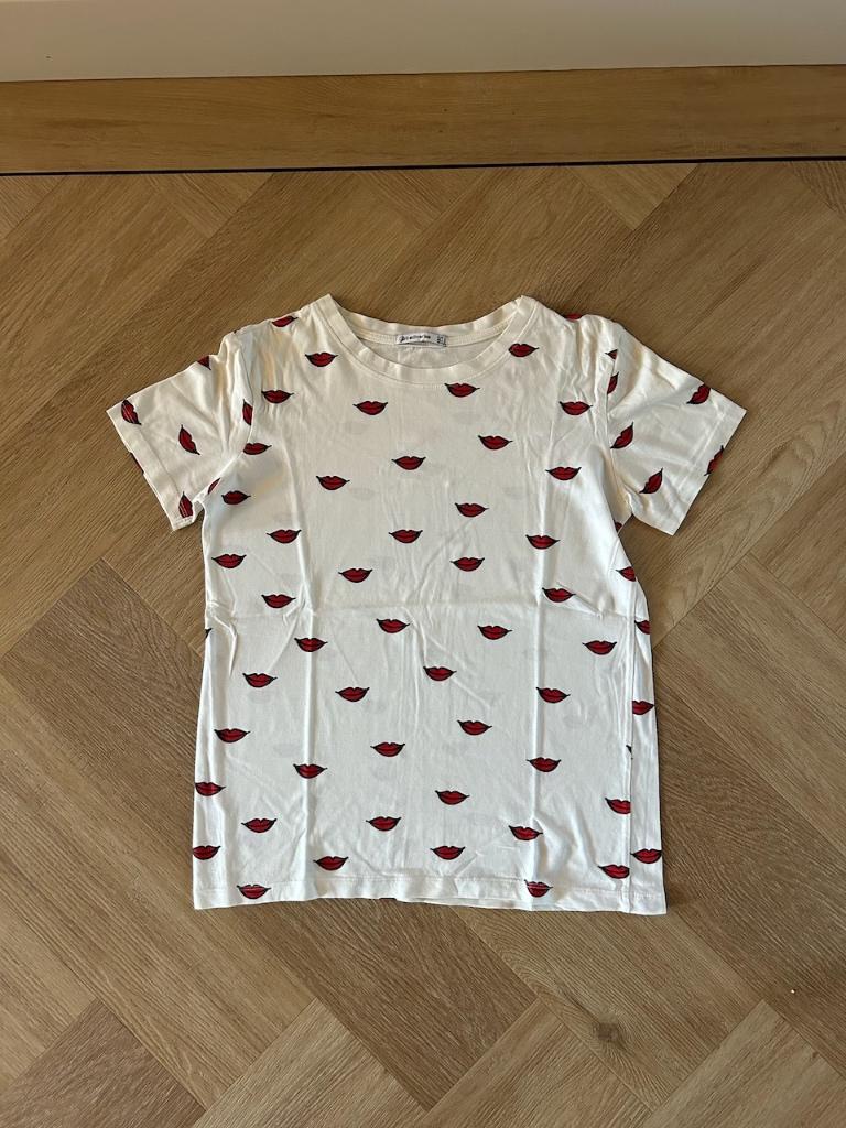 Z.g.a.n. Shirt / top met lippen, Stradivarius, maat S / 36, Kleding | Dames, Wit, Ophalen of Verzenden, Zo goed als nieuw, Korte mouw