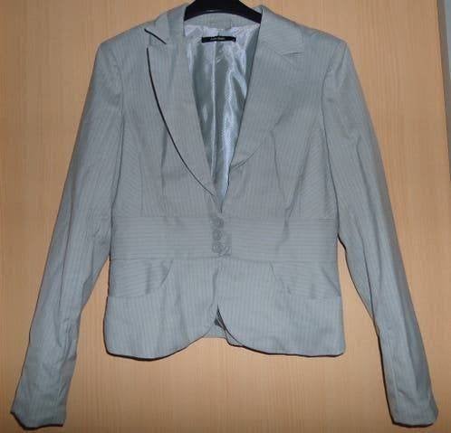 Grijs jasje met lichtblauw streepje maat 38 en 3/4 broek, Maat 38/40 (M), Kostuum of Pak, Ophalen of Verzenden, Zo goed als nieuw