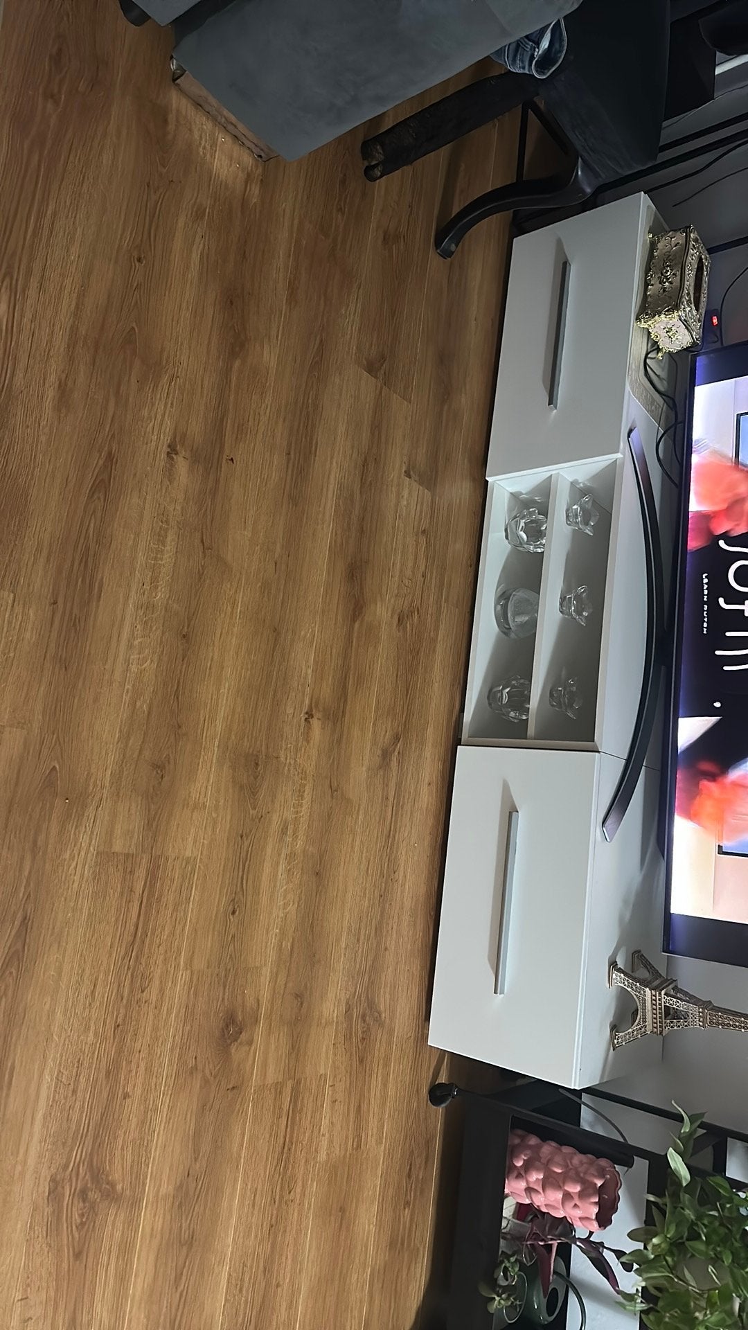 Witte wandkast met glazen plank en zwevende plank
