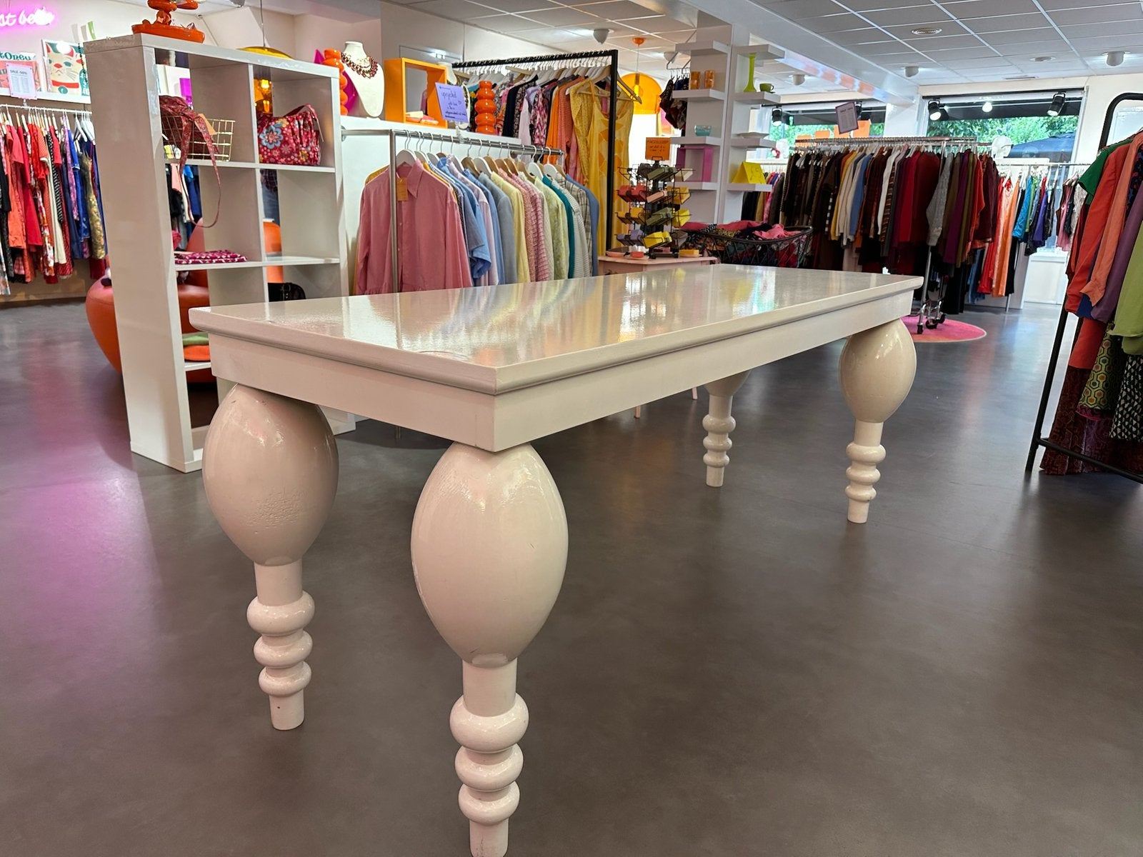 Witte design tafel met bolpoten, Huis en Inrichting, Tafels | Eettafels, Ophalen, Gebruikt, 200 cm of meer, 50 tot 100 cm