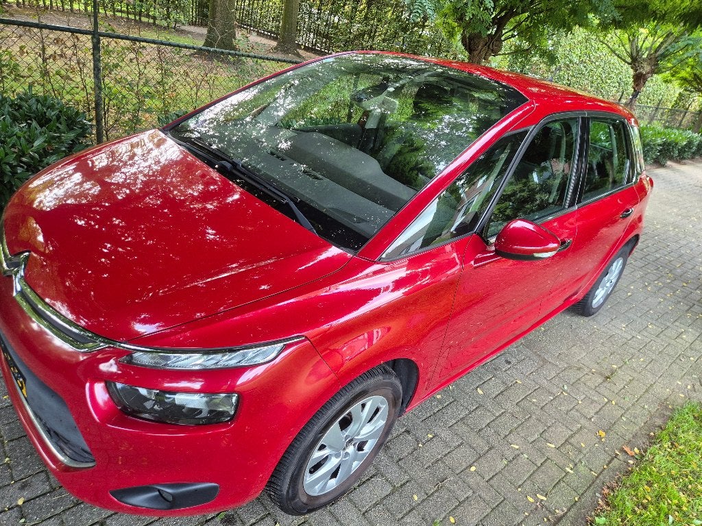 Citroën C4 picasso 1.2 puretech 2015 Roodmetallic lees tekst, Auto's, Voorwielaandrijving, Navigatiesysteem, Stof, Zwart