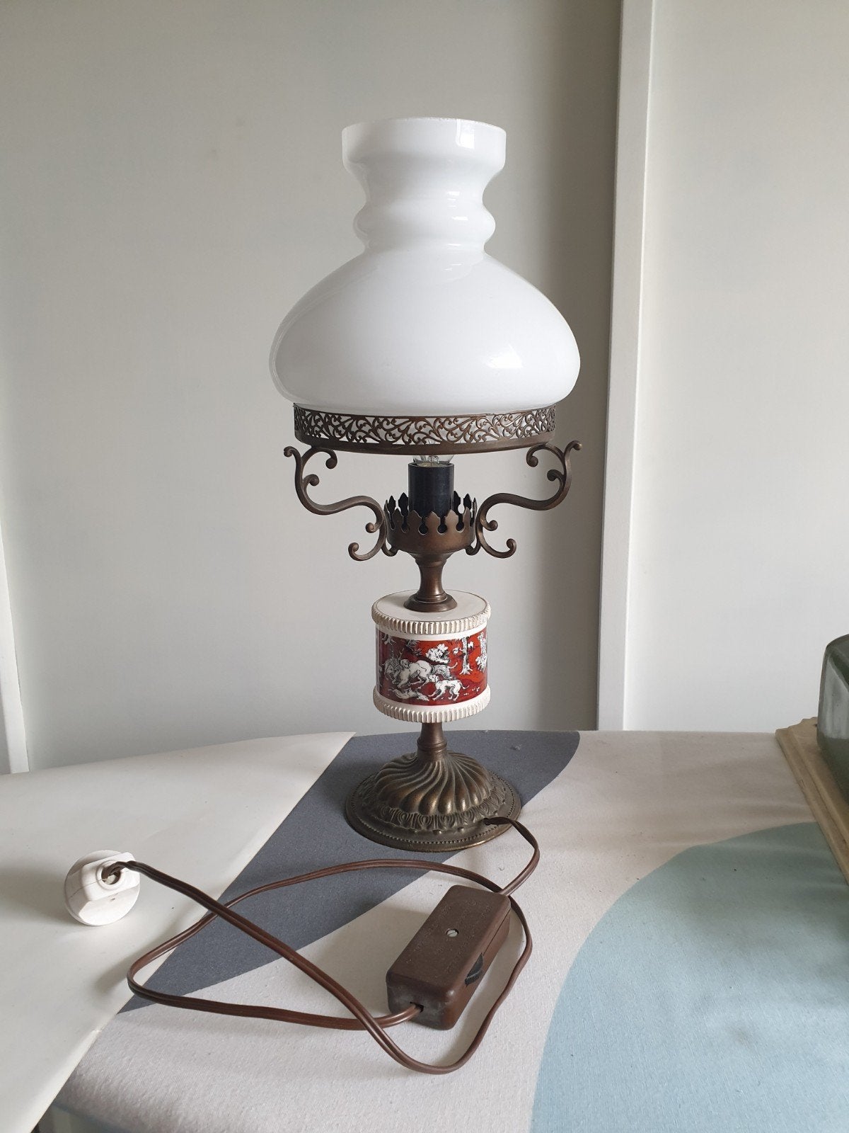 Antieke tafellamp met melkglas kap en decoratieve voet, Ophalen